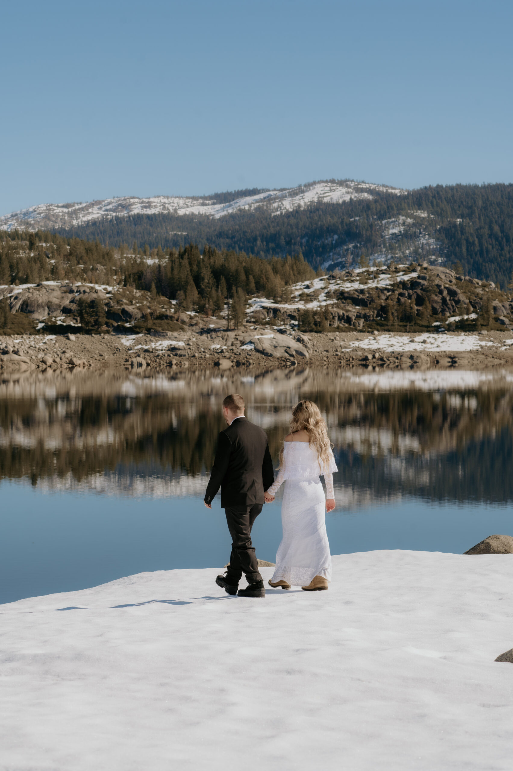 Peaceful winter elopement in the Sierra foothills